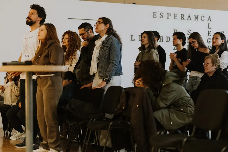A comunidade de pé, durante uma reunião